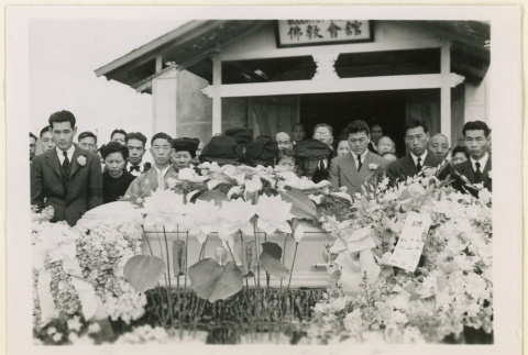 Mourners at Nakashima Choichi's funeral (ddr-densho-37-1013)