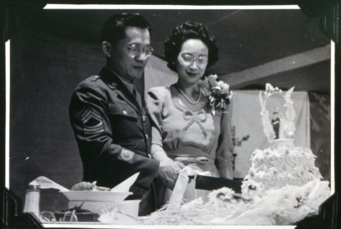 Cutting wedding cake (ddr-densho-1007-677)
