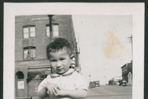 Photo of a child holding a bag (ddr-densho-483-721)