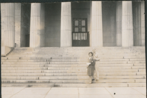 Couple on steps of Grants Tomb (ddr-densho-523-163)