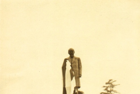 Man, woman and boy looking at a statue (ddr-njpa-4-124)