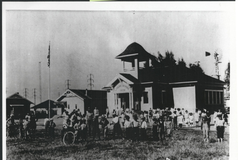 Children in front of a school (ddr-manz-10-127)