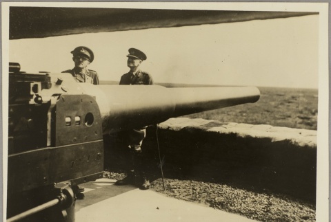 Ronald Adam and other RAF commanders looking at an anti-aircraft gun (ddr-njpa-13-1490)