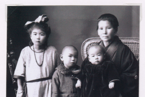 Mitoyo Nakato and grandchildren (ddr-densho-477-63)