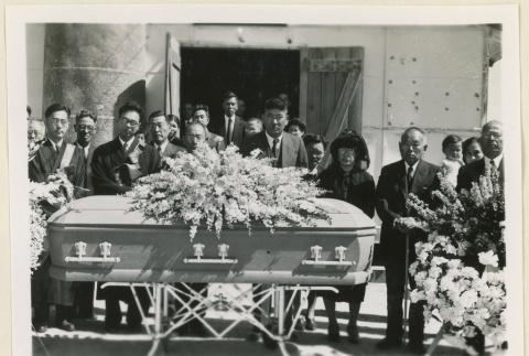 Mourners at Taiichiro Kaku's funeral (ddr-densho-37-1414)