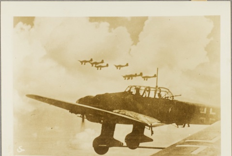 German planes flying in formation (ddr-njpa-13-847)