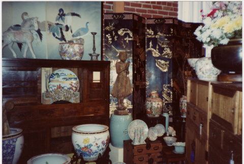 Display of large ceramics, screens and chests (ddr-densho-424-870)