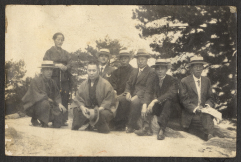 Group photograph in nature (ddr-sbbt-1-17)