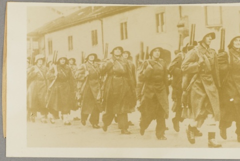 Swiss soldiers carrying rifles (ddr-njpa-13-1094)