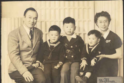 Sakura family portrait (ddr-densho-523-139)