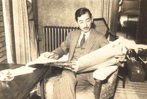 Hiroshi Saito reading a newspaper (ddr-njpa-4-2521)