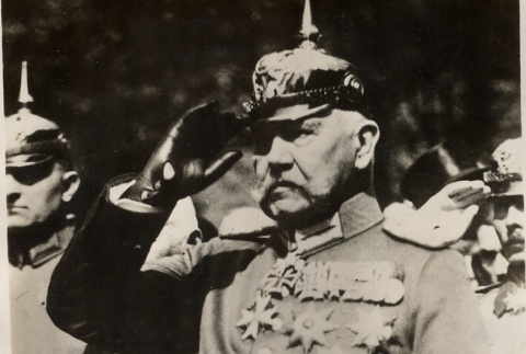 Paul von Hindenburg saluting (ddr-njpa-1-682)