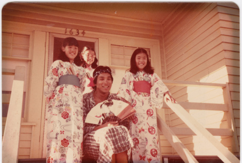 Erin, Christine & Joy Shigaki with Gordon Sata (ddr-densho-456-3)