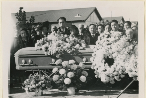 Mourners at Shichizo Ihemada's funeral (ddr-densho-37-1782)