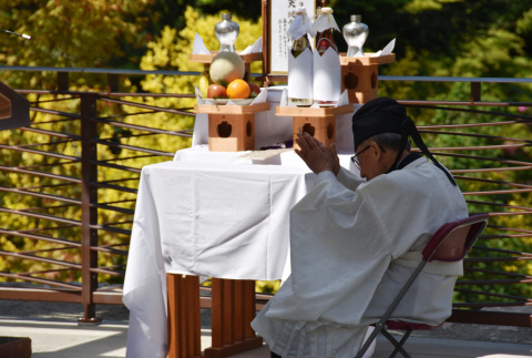 Rev. Yuasa of Konko Church at dedication of terrace overlook structure (ddr-densho-354-2260)