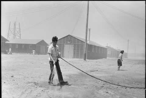 Japanese Americans coping with dusty conditions (ddr-densho-37-475)
