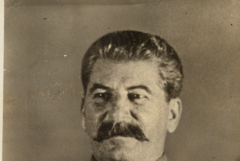 Joseph Stalin clapping (ddr-njpa-1-1864)