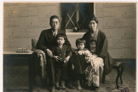Portrait of Japanese family (ddr-densho-325-202)