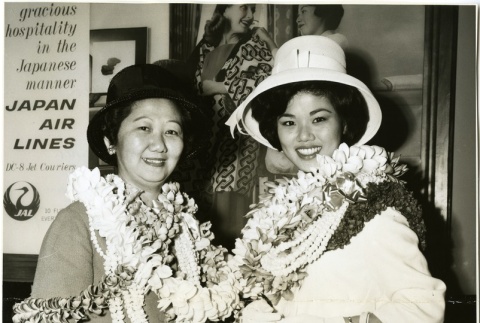 Barbara Chinen and her mother (ddr-njpa-5-382)