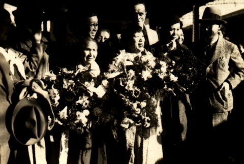 Tamaki Miura holding flowers with others (ddr-njpa-4-938)
