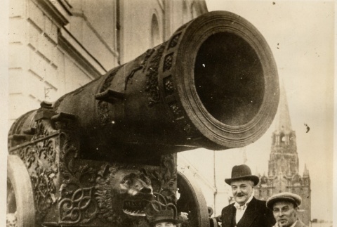 Edouard Herriot visiting the Tsar Cannon in the Kremlin (ddr-njpa-1-636)