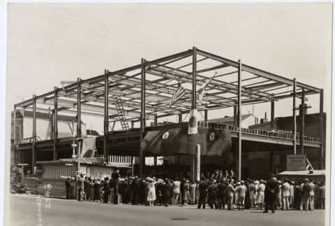 Crowd gathered at a construction site (ddr-sbbt-3-19)