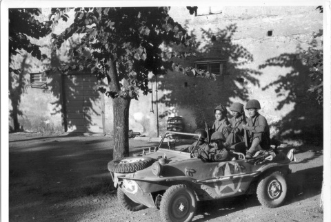 Nisei soldiers in jeep (ddr-densho-114-99)