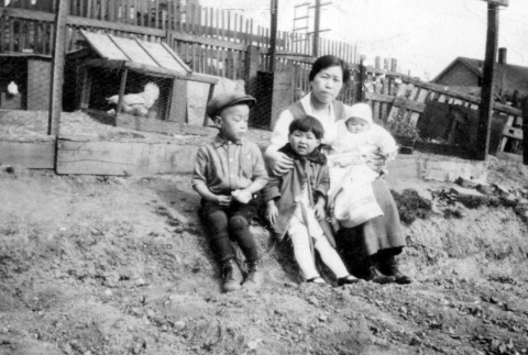 Family in Nihonmachi (ddr-densho-12-13)