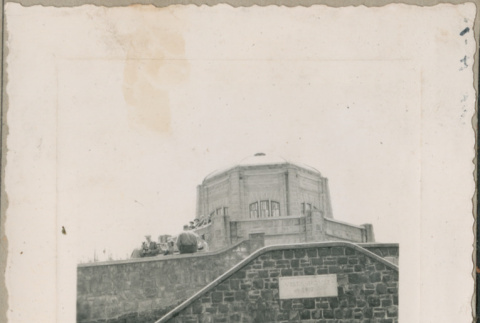 Sakura family at Crown Point House (ddr-densho-523-126)