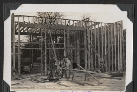 Worker at the temple construction site (ddr-sbbt-4-77)