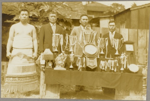Sumo wrestlers and awards (ddr-njpa-5-438)