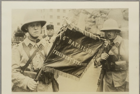 Photos of French soldiers holding their battalion's banner and getting off a train (ddr-njpa-13-1301)