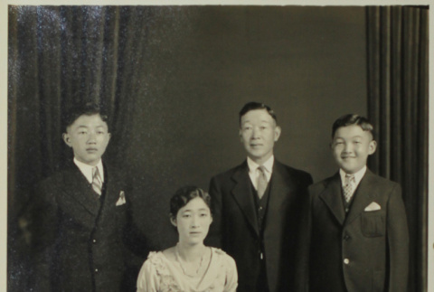 Photograph: Isono family (ddr-densho-357-677-mezzanine-190a122bc0)