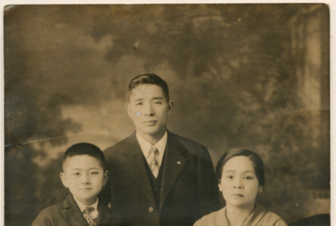 Akutsu Family Portrait (ddr-densho-122-623)