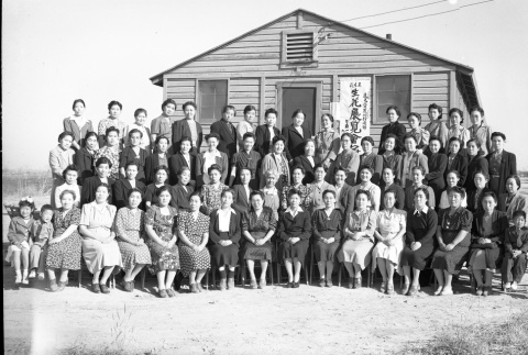 Group photograph in front of a camp building (ddr-fom-1-633)