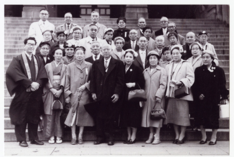 Group photograph on building steps (ddr-sbbt-6-38)