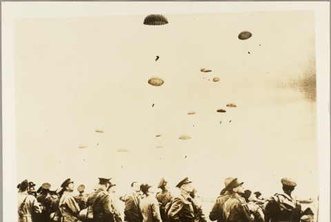 British soldiers watching paratroopers (ddr-njpa-13-214)