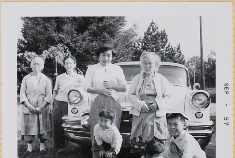 Yoshiko, Leslie, Susan and William Shiomi with three unidentified women by car (ddr-densho-522-422)