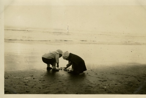 Japanese American children at the beach (ddr-densho-182-157)