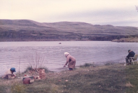 Fishing along the Columbia (ddr-one-3-98)