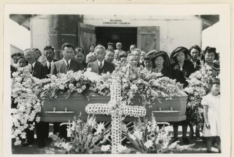 Mourners at Toyo Nikaido's funeral (ddr-densho-37-1598)