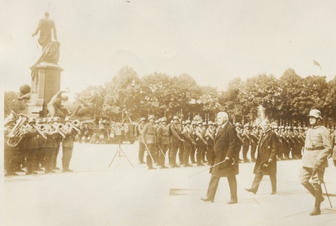 Paul von Hindenburg inspecting an honor guard (ddr-njpa-1-686)