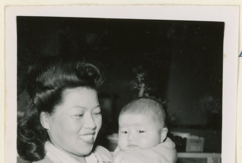 Baby Yoshio with their mother (ddr-densho-37-1247)