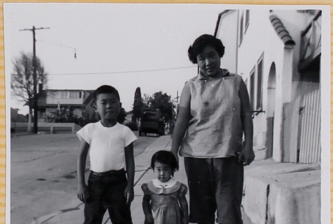 Yoshiko, William and Susan Shiomi (ddr-densho-522-278)
