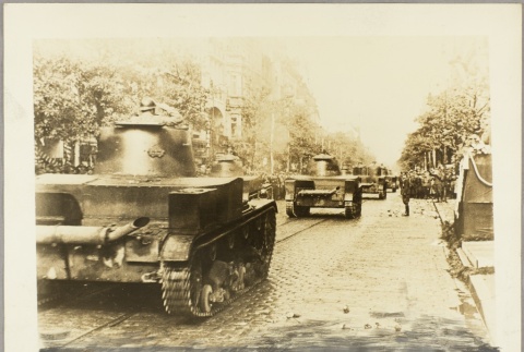 Tanks rolling through Warsaw (ddr-njpa-13-1075)