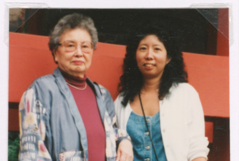 Mitzi Isoshima and Susan Isoshima in Hawaii (ddr-densho-477-746)