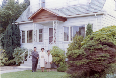 Tak and Kiyo Kubota in front of white house (ddr-densho-354-81)