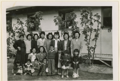 Women pose with kindergartners (ddr-densho-37-1285)