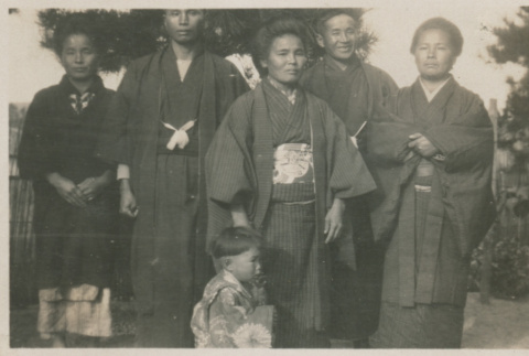 Yoshioka family (ddr-densho-357-435)