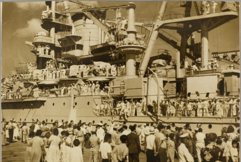 A crowd gathered to greet sailors on board the USS Nevada (ddr-njpa-13-102)